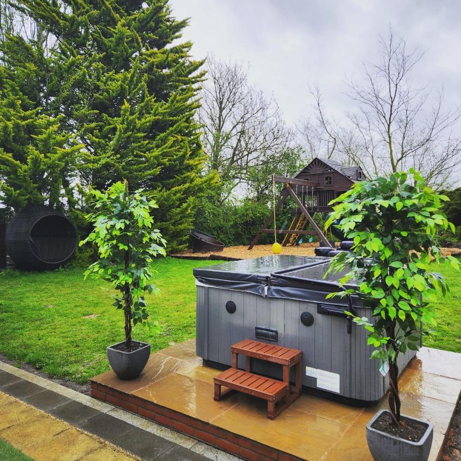 Deluxe 2 Bed Versace Bungalow Hot Tub, Sky Tv, Cinema Screen Saffron Walden Dış mekan fotoğraf