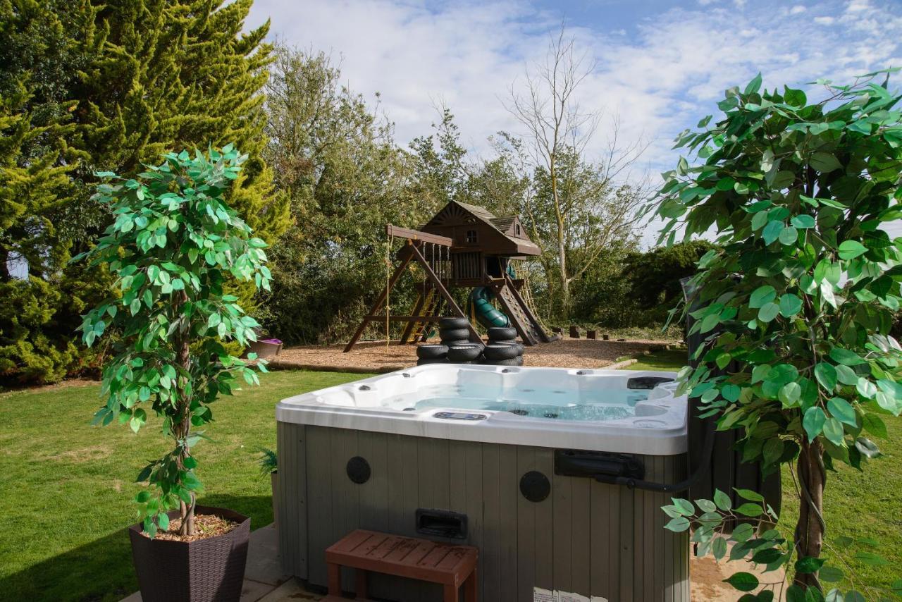 Deluxe 2 Bed Versace Bungalow Hot Tub, Sky Tv, Cinema Screen Saffron Walden Dış mekan fotoğraf
