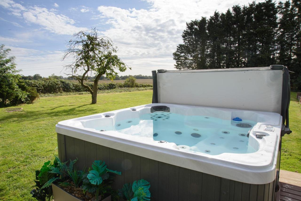Deluxe 2 Bed Versace Bungalow Hot Tub, Sky Tv, Cinema Screen Saffron Walden Dış mekan fotoğraf