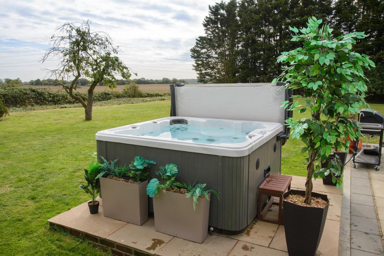 Deluxe 2 Bed Versace Bungalow Hot Tub, Sky Tv, Cinema Screen Saffron Walden Dış mekan fotoğraf